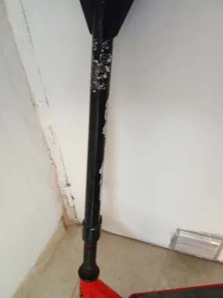 Patinete rojo y negro