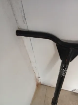 Patinete rojo y negro