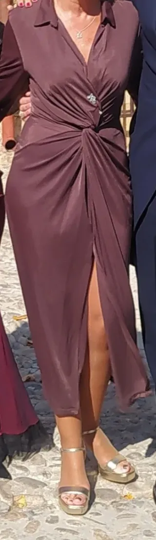 Vestido marrón chocolate con detalle joya