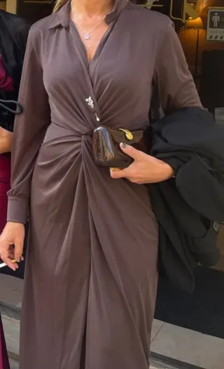 Vestido marrón chocolate con detalle joya