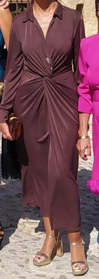 Vestido marrón chocolate con detalle joya