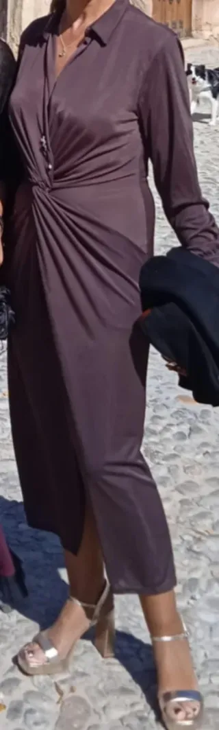 Vestido marrón chocolate con detalle joya