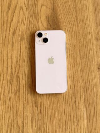 iPhone 13 con cable y fundas