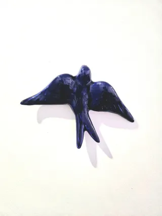 Andorinha em cerâmica azul esmaltada