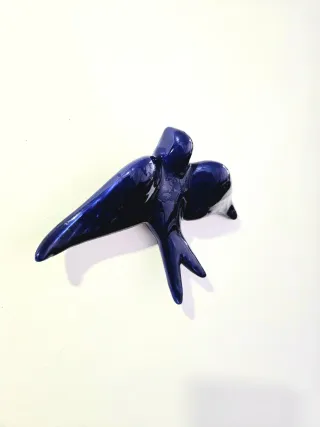 Andorinha em cerâmica azul esmaltada