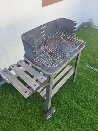 Barbecue in metallo e legno a carbone