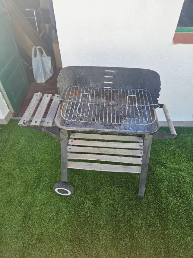 Barbecue in metallo e legno a carbone