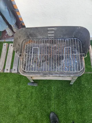 Barbecue in metallo e legno a carbone