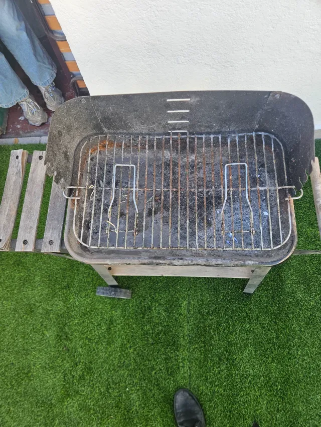 Barbecue in metallo e legno a carbone