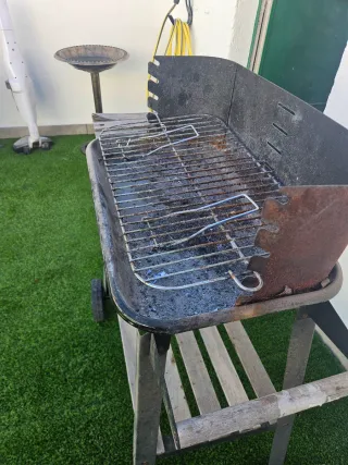 Barbecue in metallo e legno a carbone