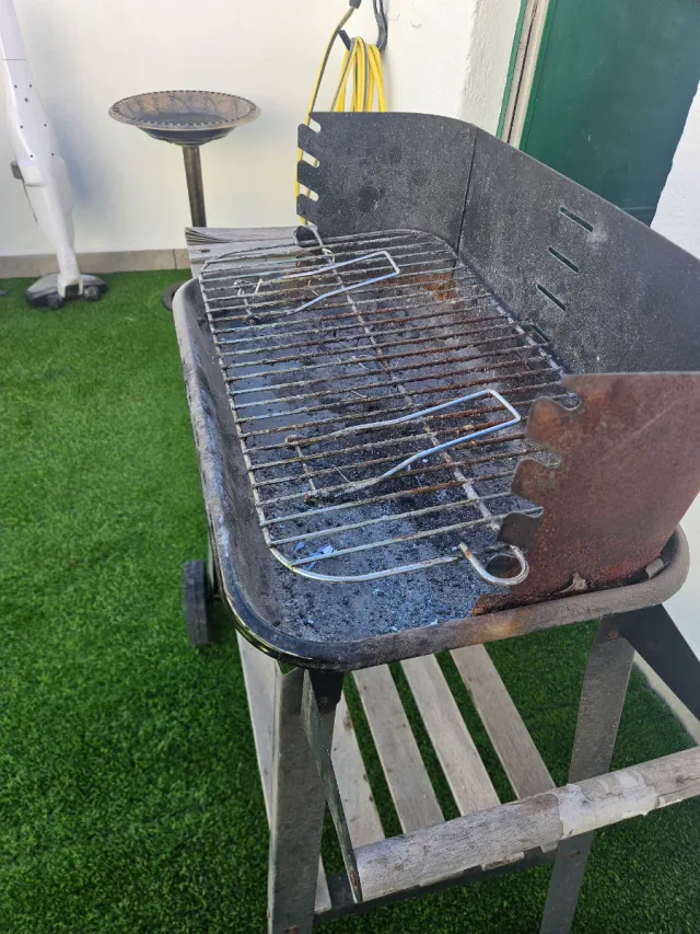 Barbecue in metallo e legno a carbone