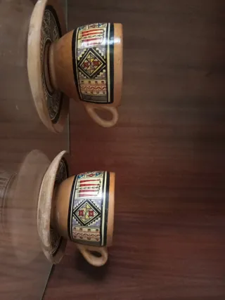 Set di tazze e piatti antichi