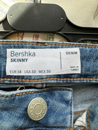 Pantalón Roto Bershka Skinny Talla M