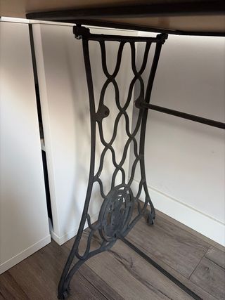 Mesa de madera y metal