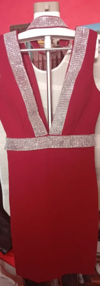 Espectacular Vestido Rojo. Fina  Pedrería en Plata