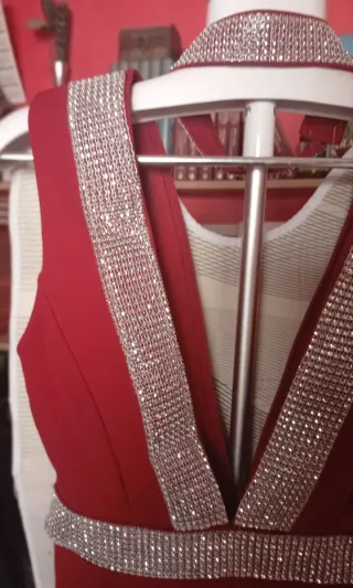 Espectacular Vestido Rojo. Fina  Pedrería en Plata