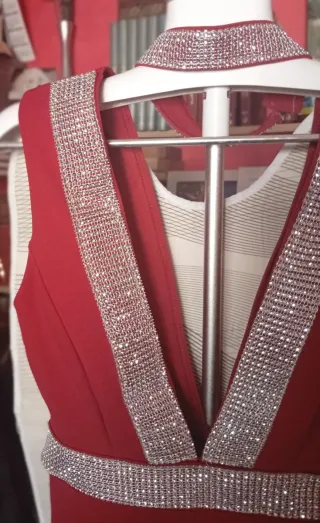 Espectacular Vestido Rojo. Fina  Pedrería en Plata
