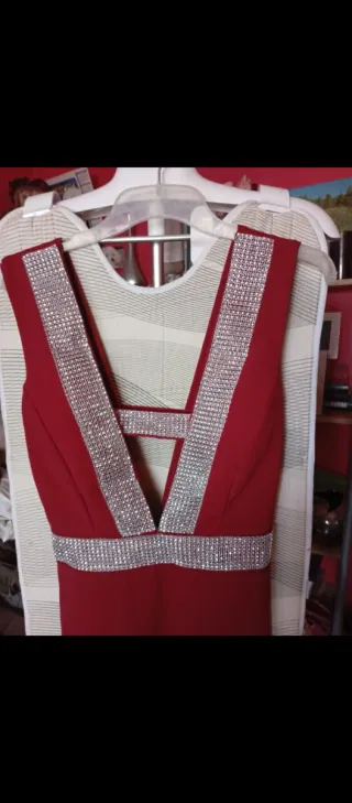 Espectacular Vestido Rojo. Fina  Pedrería en Plata