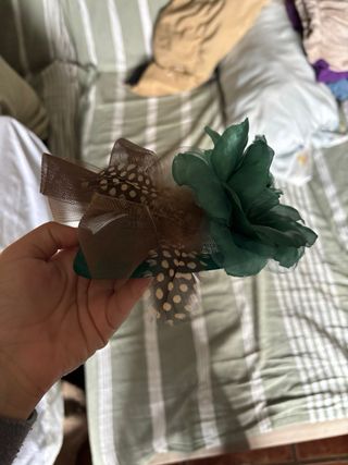 Tocado de plumas y flor