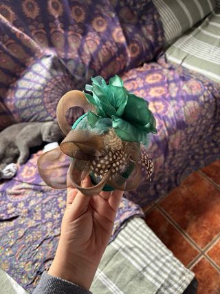 Tocado de plumas y flor