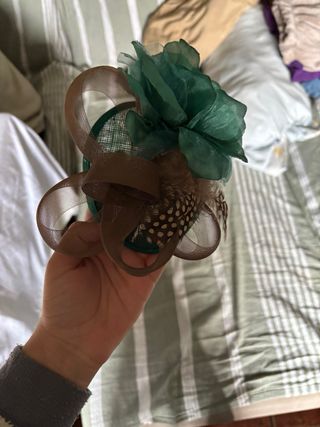 Tocado de plumas y flor