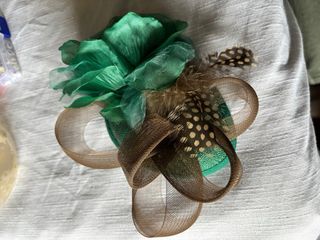 Tocado de plumas y flor