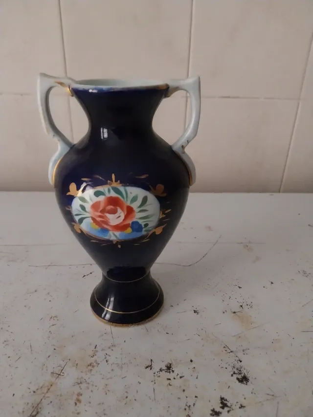 Jarrón porcelana azul con detalles dorados