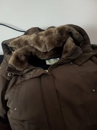 Abrigo marrón con capucha