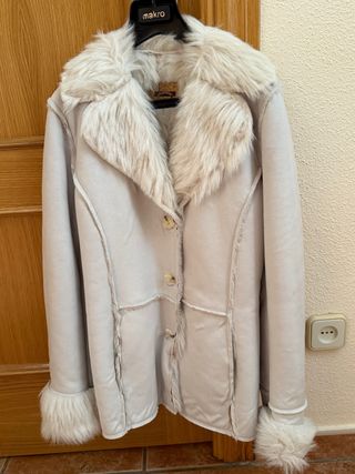 Abrigo blanco roto stradivarius con pelo sintético