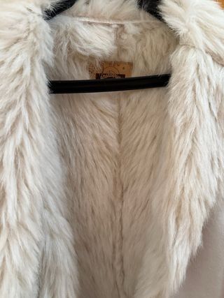 Abrigo blanco roto stradivarius con pelo sintético