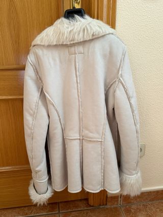 Abrigo blanco roto stradivarius con pelo sintético