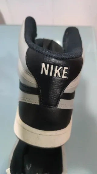 Zapatillas Nike grises y blancas