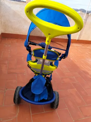 Triciclo Juguettos azul y amarillo