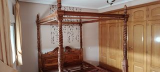 Cama con dosel de madera tallada