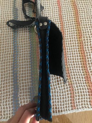 Bolso artesanal cuero negro y azul