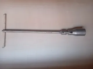 Llave de bujía T articulada