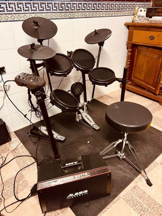 Alesis Nitro Mesh Kit Batería Electrónica + Amplif