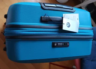 Maleta Grande Nueva con Etiquetas