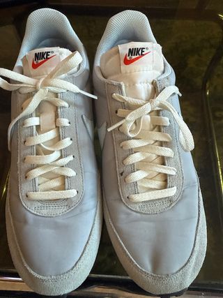 Zapatillas Nike grises y blancas