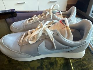 Zapatillas Nike grises y blancas