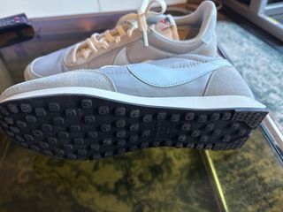 Zapatillas Nike grises y blancas