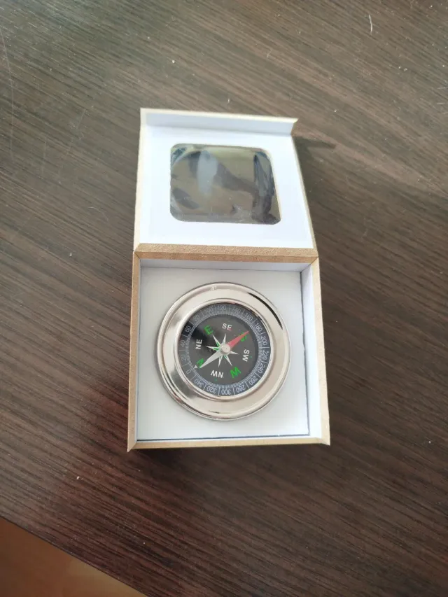 Brújula de bolsillo plateada