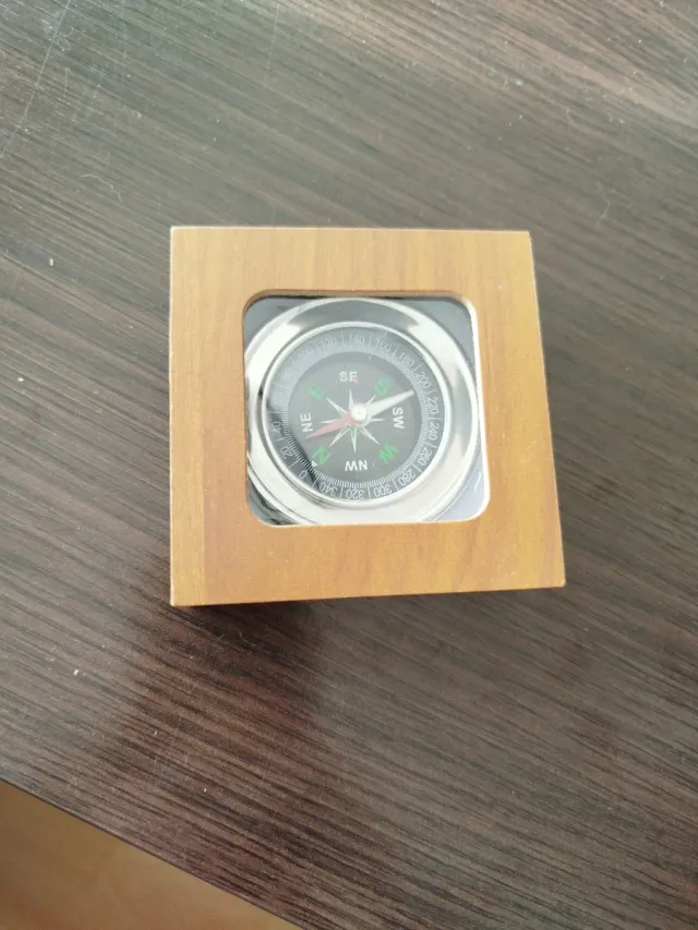 Brújula de bolsillo plateada