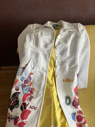 Abrigo Desigual blanco estampado talla 40