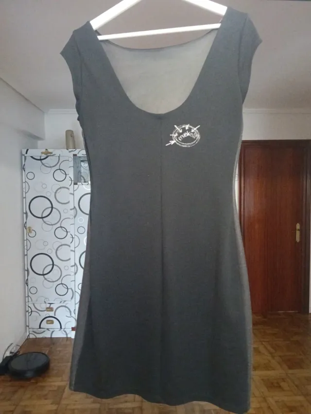 Vestido corto negro con labios rosas