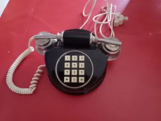 Teléfono antiguo negro y plateado