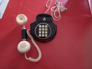 Teléfono antiguo negro y plateado