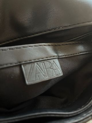 Bolso Zara negro acolchado piel sintética