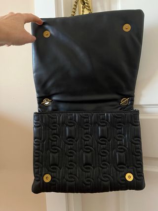 Bolso Zara negro acolchado piel sintética