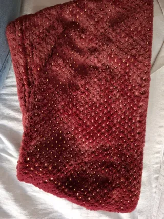 Bufanda de pelo con detalles dorados